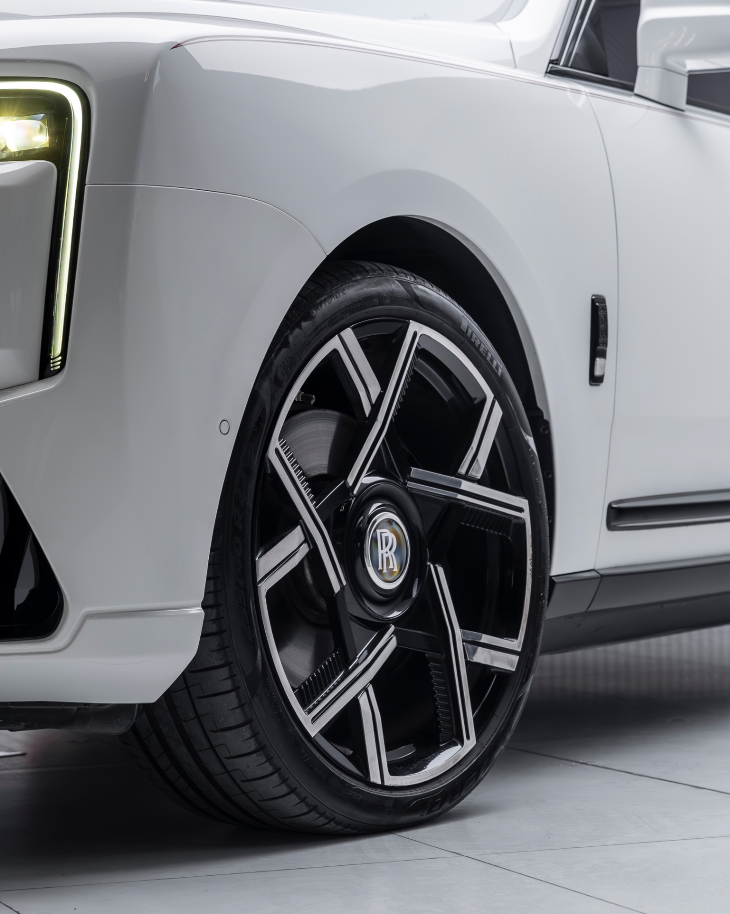 Rolls-Royce Cullinan (2025 Facelift) view 4