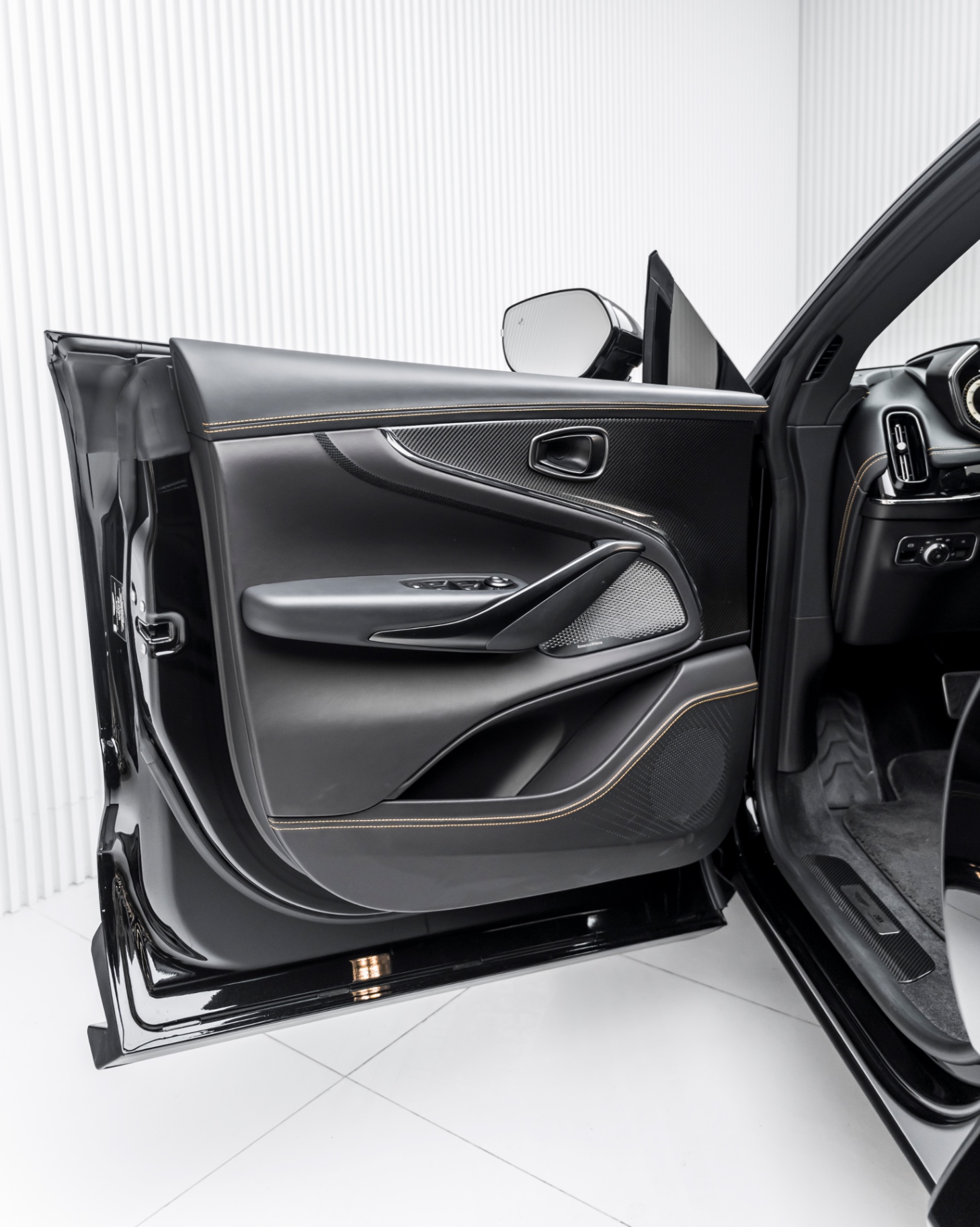 Aston Martin DBX707 view 3