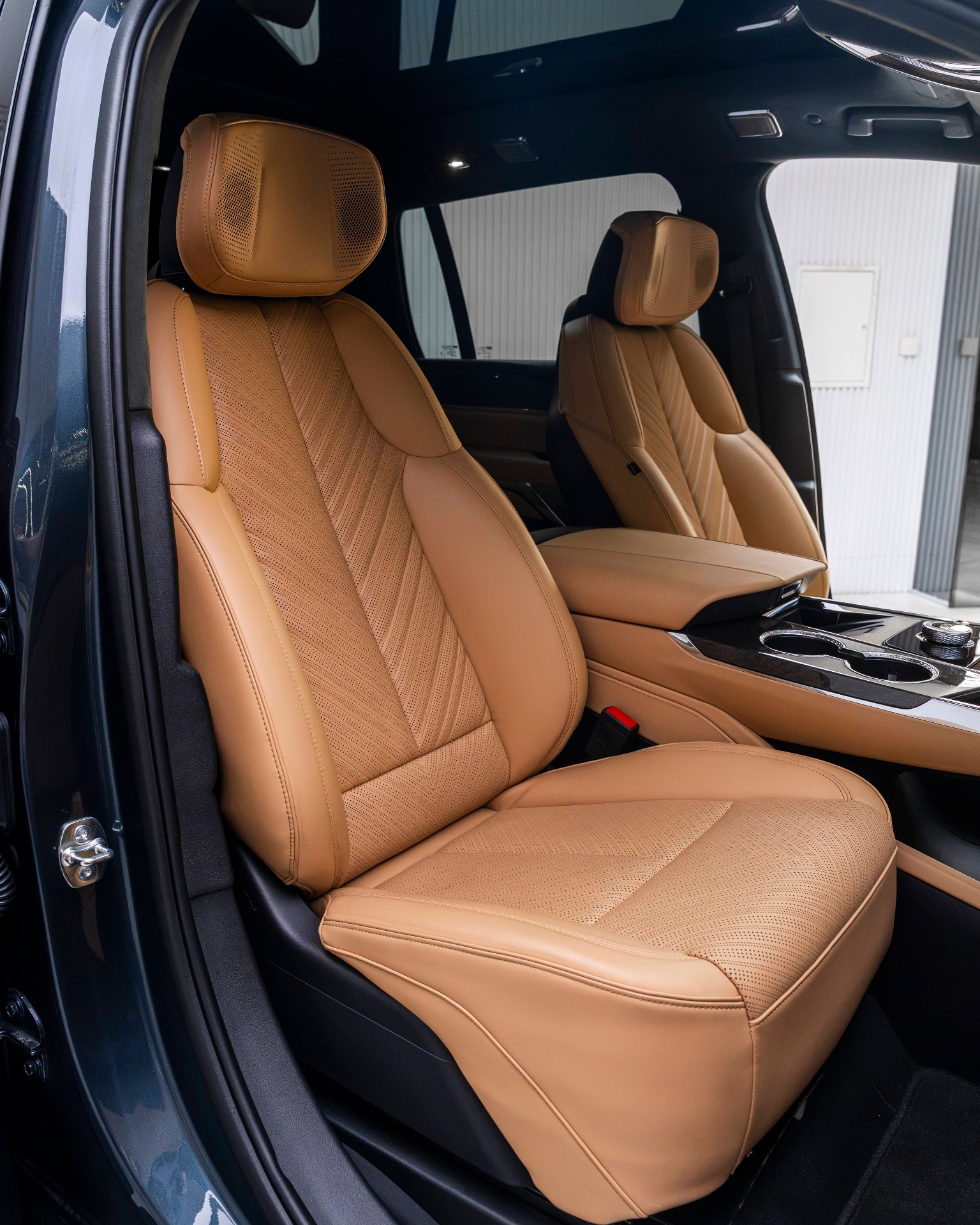 Cadillac Escalade IQ 1000E Premium Luxury AWD view 11