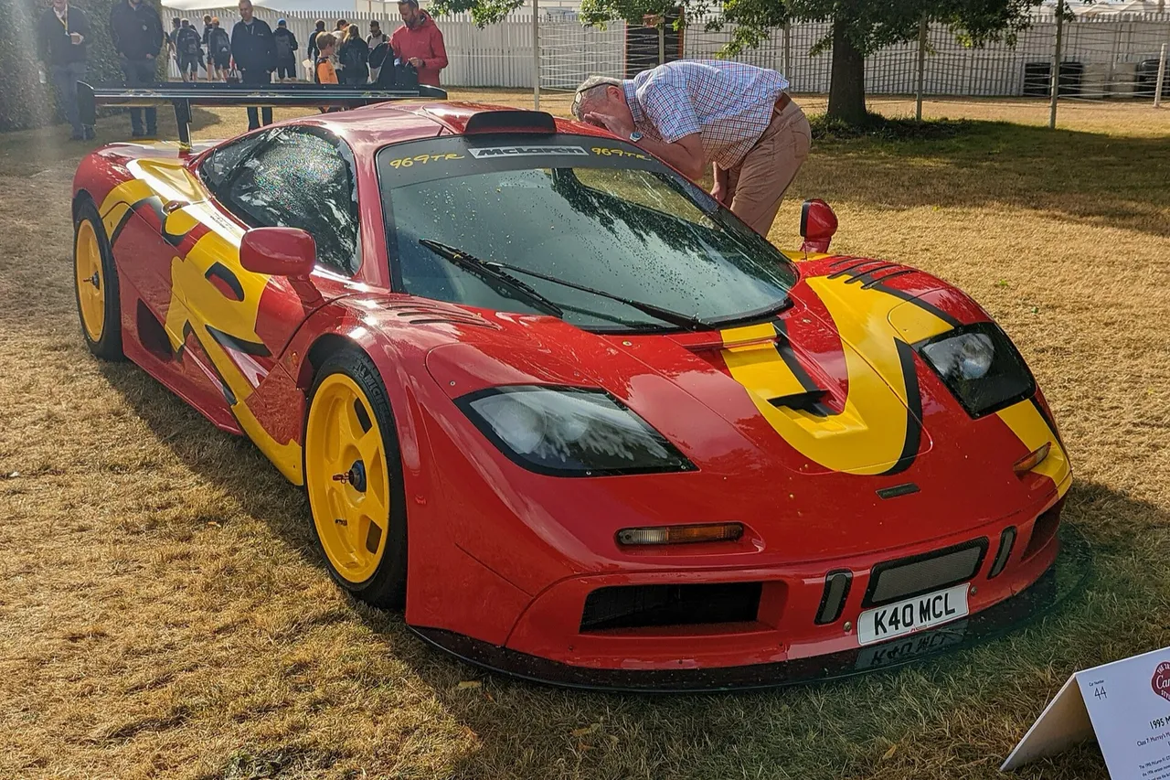 Un McLaren F1 GTR de pieza única se acaba de vender por 34.6 millones de dólares — lo más pagado jamás por un coche británico