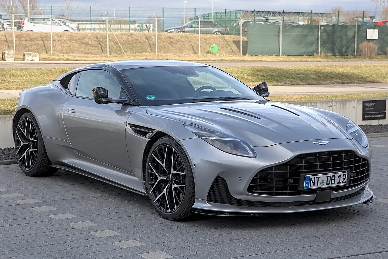 A Aston Martin construiu três coupés DB12 S em torno de um número de corrida de 1951